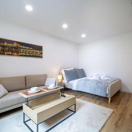 Elegant With Balcony - 30 Min From Centre Apartment