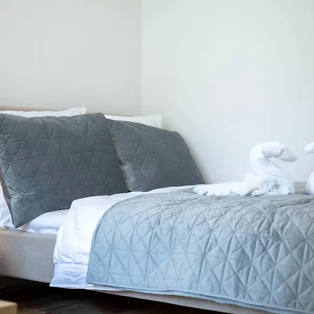 Elegant With Balcony - 30 Min From Centre *