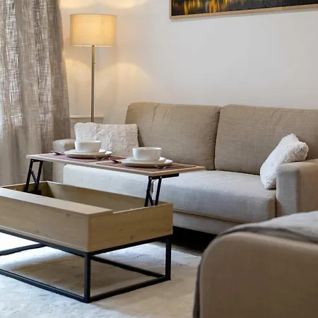 Elegant With Balcony - 30 Min From Centre Apartamento *