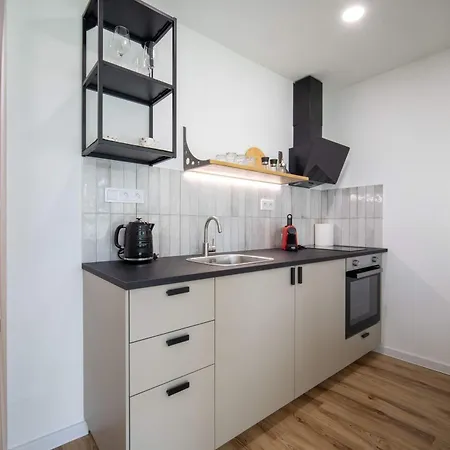 Elegant With Balcony - 30 Min From Centre *