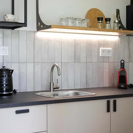 Elegant With Balcony - 30 Min From Centre *