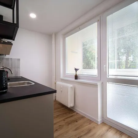 Elegant With Balcony - 30 Min From Centre Apartment